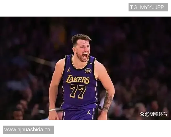 东契奇轻松战胜雷迪克玩匹克球引发笑声让他气坏了真是太有趣了